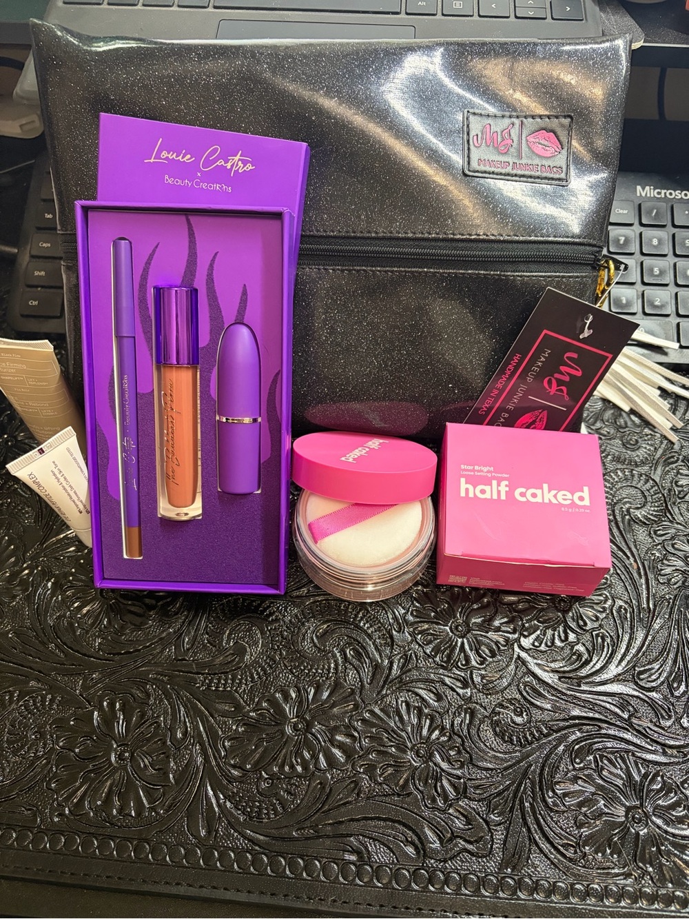 Make up Junkie med bag. A Fuegolip Kit with Half Caked setting Powder in Pink.